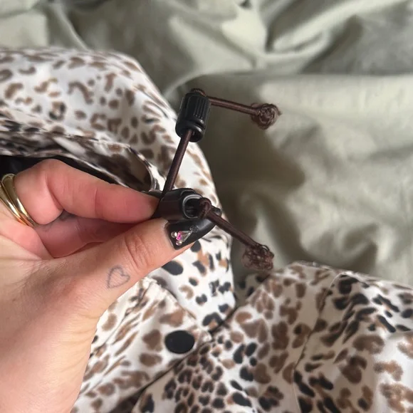 Billabong Leopard-Print Hooded Ski Jacket in Cream, Brown & Black - Picture 4 of 16